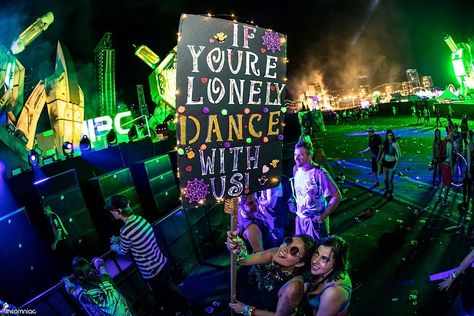 Best Totems of EDC Las Vegas | Insomniac Rave Totem, Good Vibes Festival, Totem Ideas, Edc Vegas, Edm Music Festivals, Edc Las Vegas, Lost Lands, Rave Style, Rave Babe