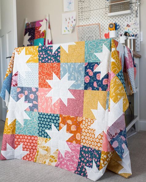 Star Pop II is a fun and modern quilt pattern from Emily Dennis of quiltylove.com! This pattern goes together quickly and is great for showing off your favorite fabric line! #starquiltpattern #modernquilts #quiltdesign Sawtooth Star Quilt, Arrow Quilt, Quilty Love, Sawtooth Star, Star Quilt Pattern, Tiled Quilt, Neutral Quilt, Fat Quarter Quilt, Quilt Square Patterns