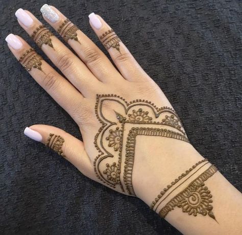 Kaws Henna, Easy Mehendi Designs For Hands, Hanna Tattoo, Easy Mehendi Designs, Traditional Henna Designs, Mehendi Designs For Hands, Henna Hand Designs, Easy Mehendi, Small Henna Designs