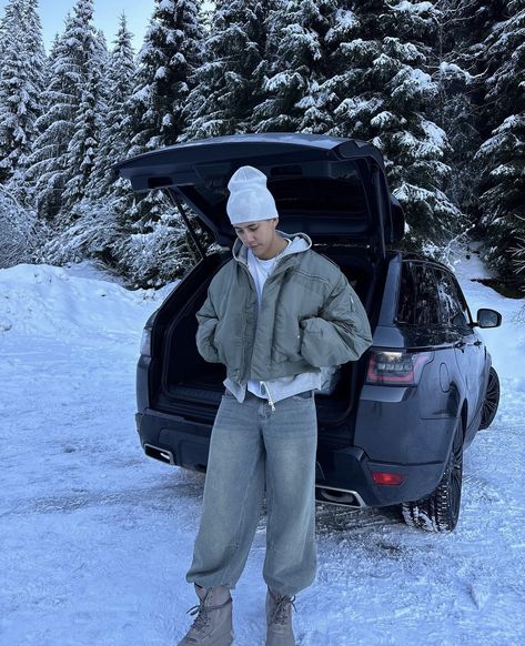 Berlin Fashion Men, Mens Snow Fashion, Snow Outfit Men, Outfit Nieve, Apres Ski Aesthetic, Ski Outfit Men, Snow Fits, Europe Fits, Ski Aesthetic