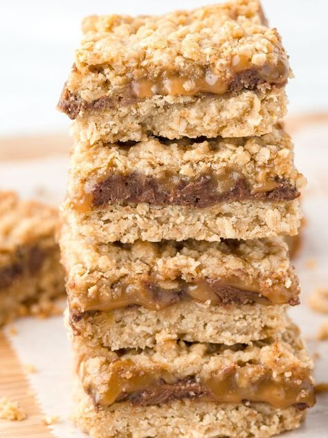 These buttery, soft, and chewy Oatmeal Carmelitas Bars are filled with smooth caramel and chocolate chips in the center. Sweet & Salty! Oatmeal Carmelitas, Carmelita Bars, Brown Gravy Packet, Easy Swedish Meatball Recipe, Mashed Potatoes Recipe Easy, Cream Cheese Mashed Potatoes, Banana Cake Recipe Easy, Gravy Packet, Banana Bread Cake