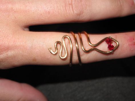 Wire Wrapped Snake Knuckle or Regular Size Ring With Your Birthstone Eyes MADE TO ORDER Wire Wrapped Snake, Diy Wire Jewelry Rings, Jewels Diy, Wire Jewelry Patterns, Wire Jewelry Rings, Diy Jewelry Rings, Indie Jewelry, Edwardian Jewelry, Wire Jewelry Designs