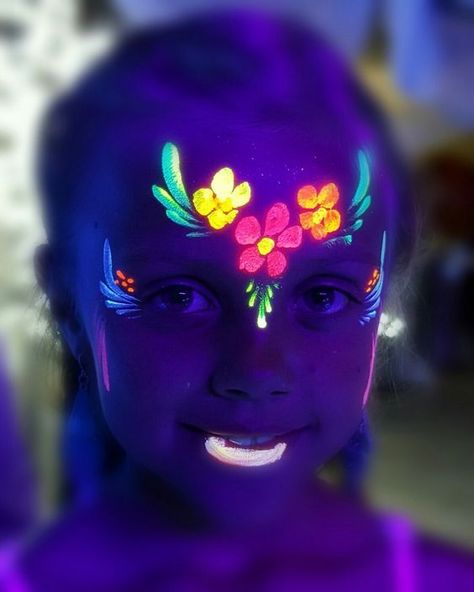 Maquillaje y pinturas de cara Carnaval Blacklight Face Paint Ideas, Glow In The Dark Face Paint Ideas, Glow Face Paint, Uv Face Paint, Neon Face Paint, Neon Festival, Uv Photography, Uv Makeup, Neon Photoshoot