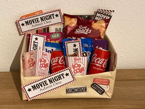 Movie Box Gift Diy, Kino Box, Movie Night Basket, Film Party, Movie Snacks, Diy Presents, Snack Box, Birthday Box, Movie Night