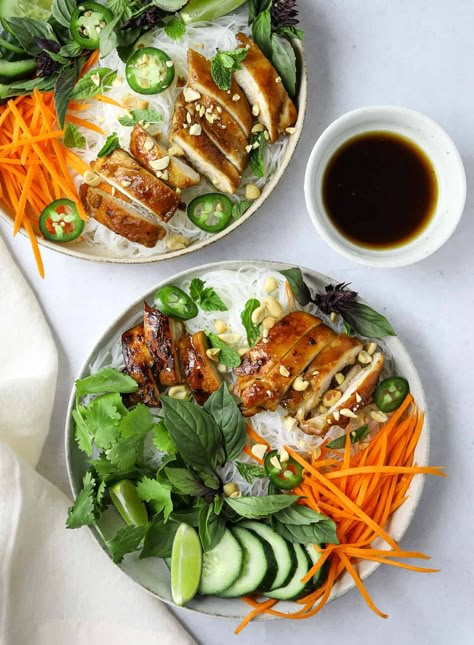 Chilled rice noodles, veggies, and fresh herbs, and tangy fish sauce and lime juice vinaigrette make for the perfect spring lunch! Vietnamese Noodle Salad, Rice Noodle Recipes, Vietnamese Rice, Rice Noodle Salad, Spring Lunch, Recipe Rice, Noodle Salad Recipes, Lime Vinaigrette, Rice Noodle