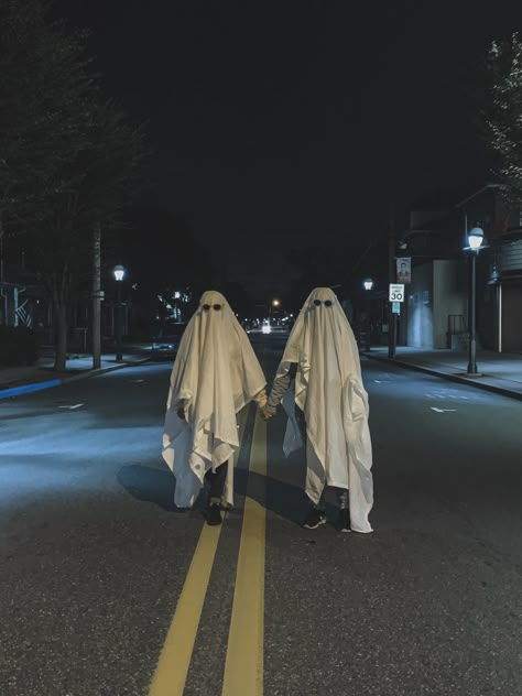 Gost Photo Aesthetic, Halloween Ghost Trend, Ghost Photo Shoot Trend, Ghost Trend Pictures, Two Ghosts Aesthetic, Ghost Picture Trend, Couple Ghost Photoshoot, Ghost Couple Photoshoot, Sheet Ghost Aesthetic