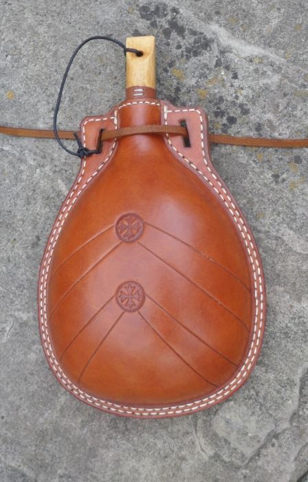 Hip Bag Pattern, Shooting Bags, Custom Canes, Leatherworking Tools, Diy Water Bottle, Leather Working Patterns, Mary Rose, Retro Backpack, Leather Flask