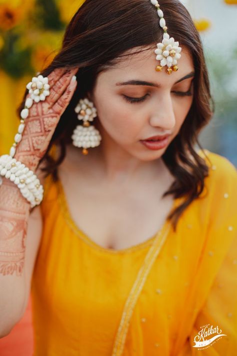 Endearing Pune Wedding With A Bride Who Styled Herself Flawlessly | WedMeGood Flower Ornaments For Haldi, Haldi Ornaments For Bride, Real Flower Jewellery For Haldi, Haldi Flowers, Haldi Accessories, Haldi Ornaments, Mehendi Shoot, Haldi Look For Bride, Haldi Photos