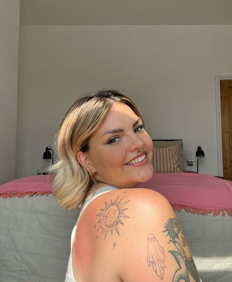 Girls Shoulder Tattoo, Sun And Moon Tattoo Shoulder, Moon Tattoo Fine Line, Sun And Moon Shoulder Tattoo, Bob Blonde Highlights, Shoulder Sun Tattoo, Sun Tattoo Shoulder, Sun Shoulder Tattoo, Tattoo Sun And Moon