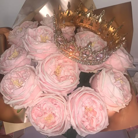 Large Bouquet fit for a Queen to present to your loved one in a stunning white box. 💘Flowers that will never die, just like your love for her💘 One dozen real touch 3.5" large headed roses that truly need to be seen and touched in person to know how incredibly beautiful they are! Pink or Champagne coloured diamante Crown or Tiara included to add to the magic. If you would like to ask your Queen to follow us and to send over a photo holding her bouquet and wearing her Tiara along with a quick re Cute Flower Bouquets, Roses Crown, Rosé Core, Roses Aesthetic, Royal Pink, Large Bouquet, Luxury Flower Bouquets, Box Flowers, Pink Rose Bouquet