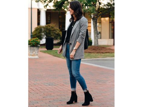 10 outfits con botas negras cortas para lucir en otoño | Mujer de 10 Outfits Blazer, Casual Oufits, Outfit Botas, Formal Casual, Popular Outfits, Office Outfits, Work Outfits, Outfits Aesthetic, Everyday Style