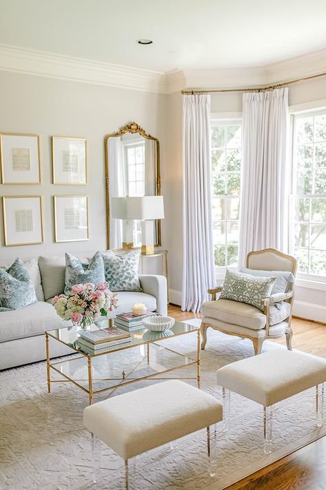 Cream Pink And Gold Living Room, White Wall Interior Living Room, Neutral And Gold Living Room, Parisian Decor Living Room, Fancy Living Rooms, Parisian Decor, Classic Interior Design, Beautiful Rooms, Neutral Living Room