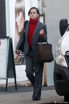 Emma Watson Style Outfits, Emma Watson Style Casual, Emma Watson Outfits, Emma Watson Style, British Celebrities, Lookbook Inspiration, Happy Images, Celebrities Fashion, Music Writing