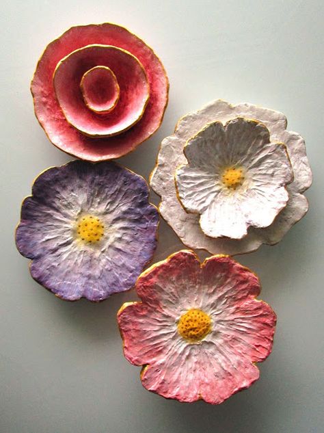 Flower Paper Mache, Small Paper Mache Projects, Papier Mache Flowers, Paper Clay Ideas, Paper Pulp Craft, Paper Mache Flowers Diy, Paper Mache Ideas Creative, Papermache Deco, Papmache Ideas