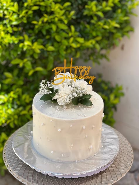 Pearl Cake With Flowers, Pearl Decorated Cake, Pre Wedding Cake Ideas, Pearl And Flower Cake, Cake Pearls Decoration, 1 Tier Wedding Cake With Flowers, Wedding Cake 1 Layer, Cake With Pearls And Flowers, White Cake With Pearls