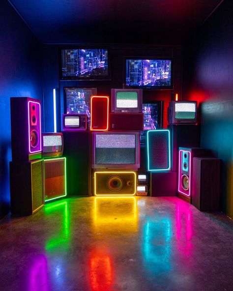 Retro TV Set photography and videograpy set. Only found at Kre8tive Freedom Studio in Melbourne. 💜 90s Stage Design, 80s Stage Design, Neon Event Design, Neon Music Studio, Neon Dj Booth, Photo Booth Design, Set Photography, Nightclub Design, Tv Set