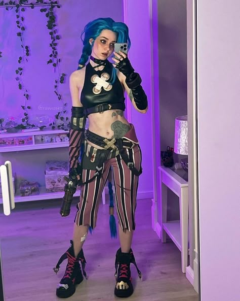 World Cosplay 🌍🕊, [19 de jul de 2022 a las 5:32 AM] Jinx by ravvcoser Fandom: league of legends Tags: #LeagueofLegends #Jinx #ravvcoser Jinx Casual Outfit, Cosplay Art, Jinx Style Clothes, Jinx New Outfit, Jinx Outfit Ideas, Jinx Outfit, Jinx Inspired Outfit, Arcane Cosplay, Jinx Costume