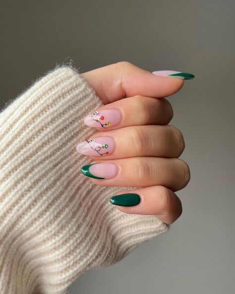 nailsbyalsn 2 Green Christmas Nail Designs, Green Christmas Nail, Christmas Nail Stickers, Different Nail Shapes, Light Nails, Happy Nails, Nails Today, Nail Design Inspiration, Creative Nail Designs