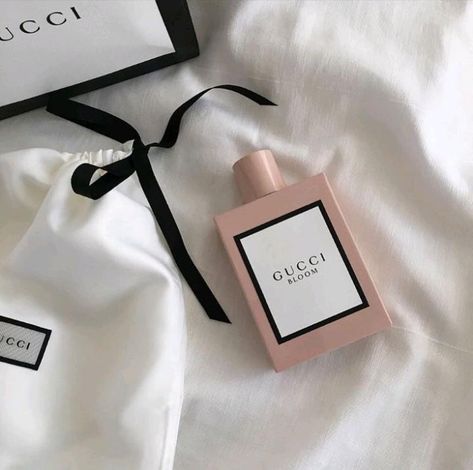 Gucci Wallpaper, Parfum Gucci, Koleksi Parfum, Fragrance Ad, Parfum Chanel, Perfume Scents, Perfume Lover, Classy Aesthetic, Essential Oil Fragrance