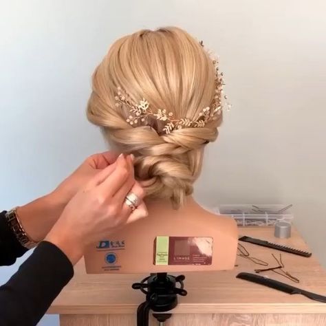 Simple Hairdo For Wedding, Simple Bridal Hair Tutorial, Long Hair Wedding Style Tutorial, Easy Hairstyles For Brides, Hair Up Do Tutorial Videos, Sideswept Wedding Hair Tutorial, Bride Easy Hairstyles, Simple Hairstyles For Bride, Easy Bridal Hair Tutorial