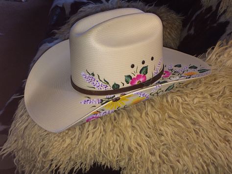 Custom painted cowboy hat Mode Country, Botas Western, Cowgirl Belts, Country Hats, Country Style Outfits, Cute Country Outfits, Looks Country, Painted Hats, Chapeau Cowboy