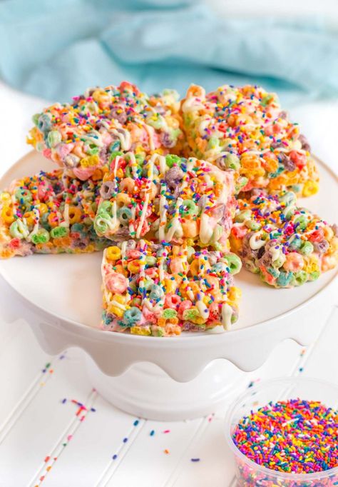 Rainbow Fruit Loop Treats Fruit Loop Treats, Fruity Pebbles Treats, Fruit Loops Cereal, Fruity Pebbles Cereal, Rainbow Treats, Rice Recipes For Dinner, Krispy Treats, Rainbow Fruit, Cereal Treats