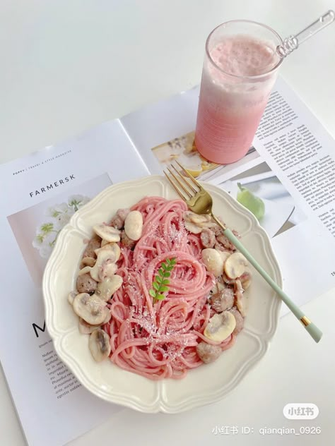 Pink Lunch Aesthetic, Pink Aesthetic Food, Pink Lunch, Pink Food, Rose Recipes, Kawaii Cooking, Soft Food, Food Drink Photography, Pink Foods