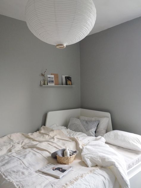 Guest room ideas - day bed - pull out bed - Japanese paper lantern light Ikea Flekke Daybed, Flekke Daybed, Ikea Flekke, Paper Lanterns Bedroom, Japanese Interior Design Modern, Simple Home Office, White Daybed, Spare Bedroom Office, Office Refresh