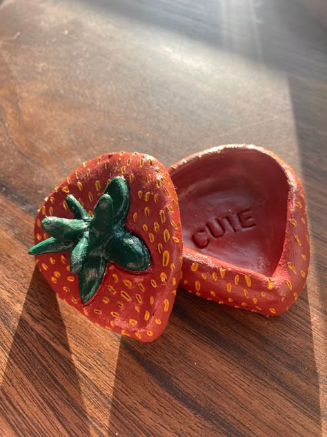 pottery
ceramics
clay
air dry
painting
berry
strawberry Clay Box Ideas Aesthetic, Strawberry Jewelry Tray, Clay Boxes With Lid Aesthetic, Lil Clay Things, Strawberry Clay Tray, Strawberry Ashtray, Clay Boxes With Lid, Trinket Box Clay, Art By Lid