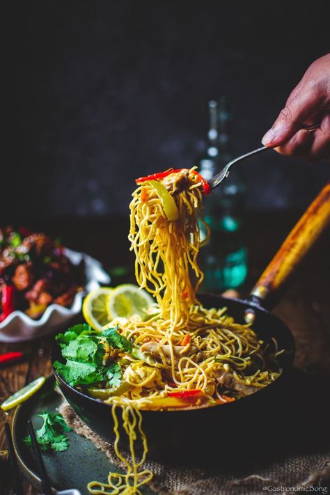 Chinese Food Images, Chinese Cuisine Photography, Chicken Hakka Noodles, Desi Restaurant, Chinese Food Photography, Indian Chinese Food, Noodles Images, Hakka Noodles Recipe, Photography Of Food