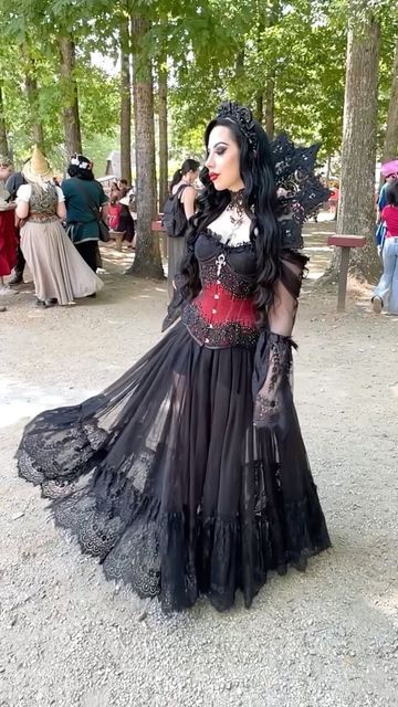 Gothic Aesthetic Outfit, Trad Goth Fashion, Weirdcore Outfits, Gothic Vampire Costume, Trad Goth Outfits, Halloween Costumes 2022, Ren Faire Outfits, Vampire Clothes, Fair Outfits