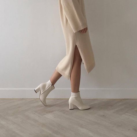 Minimal Stil, Minimalist Moda, Fall Sweater Dress, Autumn Look, White Booties, Easy Style, White Boots, Look Casual, Fall Looks