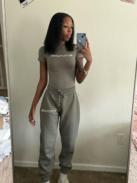 Prettylittlething Set, Plt Set Outfit Black Women, Pretty Little Thing Sweatpants Outfit, Pretty Little Thing Set, Plt Set, Prettylittlething Outfits, Grey Joggers Outfit, Pretty Little Thing Outfits, Pretty Little Thing