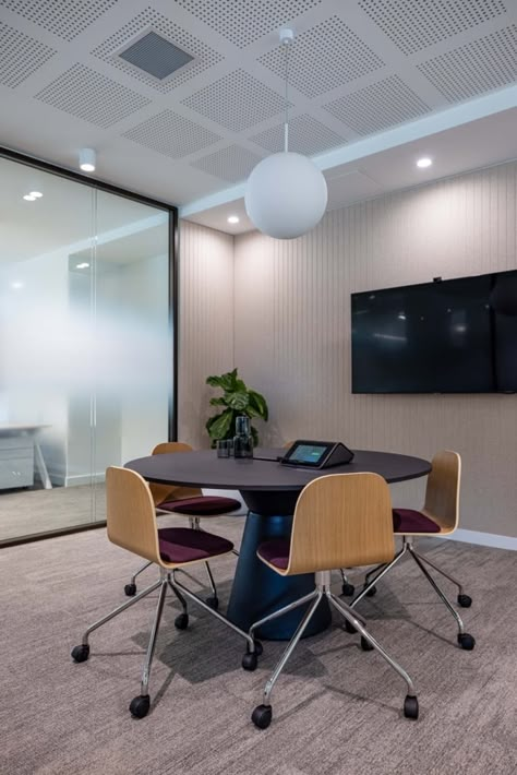 Office Lounge Area Design, Lawyer Office Design, Tv Mount Ideas, Office Collaboration Space, Presentation Room, Small Meeting Room, Room Video, Clubhouse Design, Office Screens