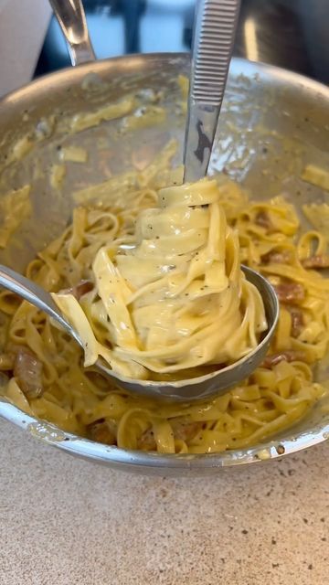 Alexia Duchêne on Instagram: "TAGLIATELLE ALLA CARBONARA Hello les amis, recette iconique aujourd’hui ! La vraie carbonara, simple, efficace et tellement bonne 🙌🏼 Ingredients : - Tagliatelle - Un œuf par personne (ici 2) - Du pecorino râpé - Du poivre noir - Une tranche de guanciale épaisse par personne (ici 2) coupée en morceaux Étapes : 1. Cuire le guanciale dans une poêle sans matière grasse jusqu’à l’obtention d’une bonne coloration, garder le gras de guanciale dans la casserol Tagliatelle Carbonara, Macaroni, Macaroni And Cheese, Peanut Butter, Peanut, Condiments, Spaghetti, Butter, Cheese