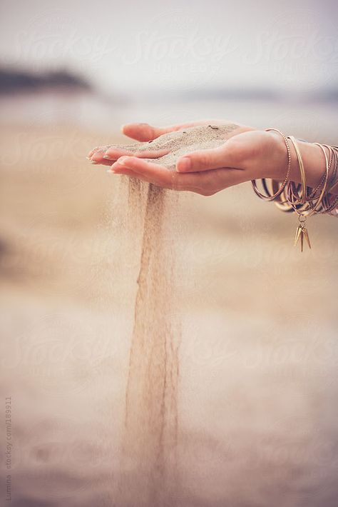 Woman letting sand fall through her fingers. Sand Images, Sand Photos, Sand Photography, Desert Woman, Stile Hippie Chic, Desert Photography, Beach Photography Poses, Gallery Wall Inspiration, Poster Store