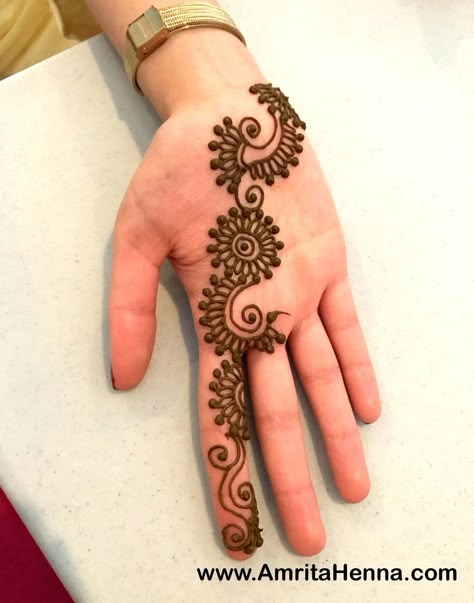 Pretty Bel-Art !! #mehndi #indian #bridal #designs #simple #easy #hennaart #indianweddings  #indianbride #forhands Mehndi Tips, Mehndi Inspiration, Mehndi Tutorial, Traditional Mehndi, Indian Mehndi, Palm Mehndi Design, Pakistani Mehndi, Simple Mehendi Designs, Tato Henna