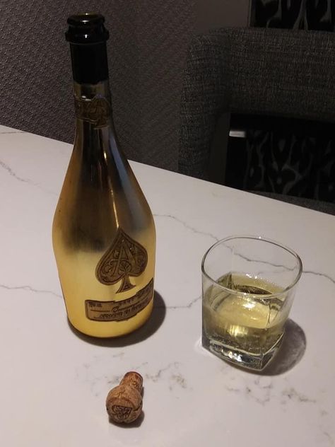 💛🥂🍾 Armand De Brignac, Spirit Drink, Classy People, Alcohol Aesthetic, Luxury Lifestyle Dreams, Instagram Photo Inspiration, Food Goals, Wine Drinks, Lunch Recipes