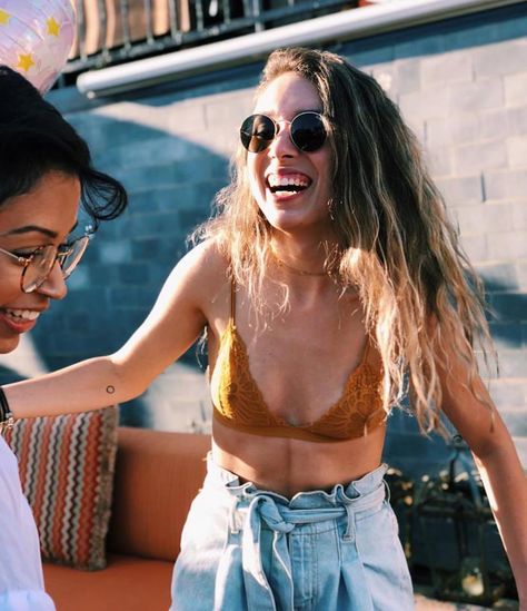 Liza Koshy & Kristen McAtee Kristen Mcatee, Liza Koshy, Vlog Squad, Tattoos And Piercings, Summer Girls, Pop Culture, Sunglasses Women, Crop Tops, Tattoos