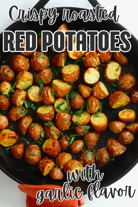 Top view of roasted red potatoes, garnished with chopped parsley. Mini Red Potatoes Recipes, Roasted Red Potatoes Oven, Red Roasted Potatoes, Red Potatoes Oven, Roasted Baby Red Potatoes, Potatoes Oven, Oven Roasted Red Potatoes, Red Potato Recipes, Roasted Baby Potatoes