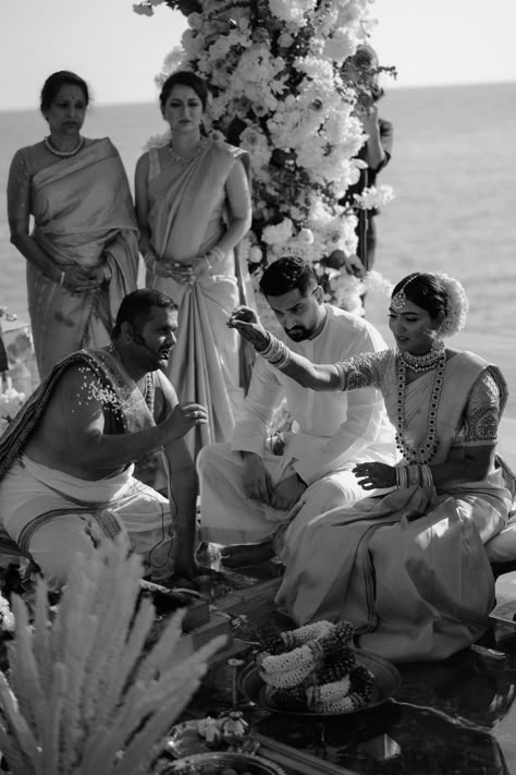 South Indian Hindu Wedding, Tamil Beach Wedding, Beach Hindu Wedding, South Indian Beach Wedding, Wedding Inspo Indian, Kerala Wedding Aesthetic, Dream Wedding Indian, Wedding Indian Aesthetic, Telugu Wedding Aesthetic