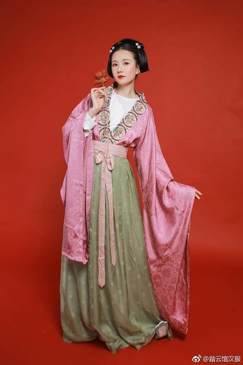 Northern Wei dynasty Wei Dynasty Clothing, Jin Dynasty Clothing, Modern Chinese Dress, Asian Traditional Clothes, Jin Dynasty, Vietnamese Clothing, Dynasty Clothing, Middle Eastern Fashion, Traditional Chinese Dress