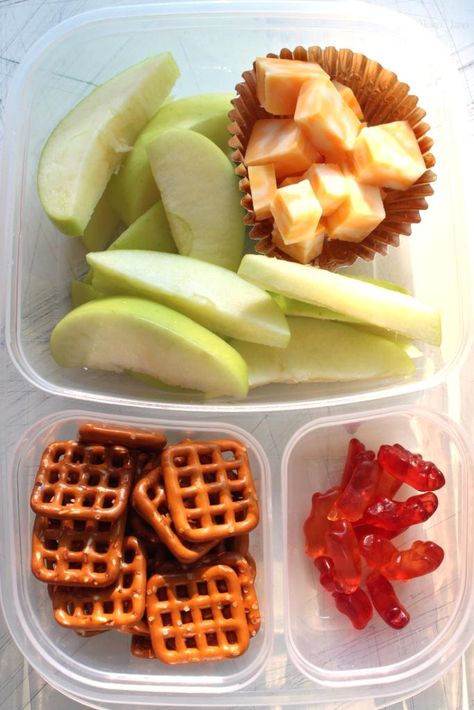 Use bento boxes to create these easy, make-ahead school lunches that are both nutritious and picky eater approved! Back to school made easy. Snacks For School, Kids Lunch Box Meals, Easy School Lunches, School Lunch Recipes, Healthy Lunch Snacks, Meal Prep Snacks, School Lunch Ideas, Healthy School Lunches, Cheese Cubes