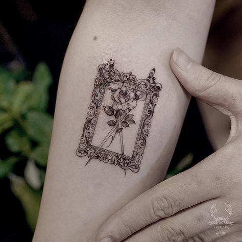 6cm tiny tattoo 🌿 Picture Frame Tattoo, Tats Inspiration, Skin Doodles, Frame Tattoo, Tato Tradisional, See Tattoo, Framed Tattoo, Female Tattoos, Tattoo Inspiration Men