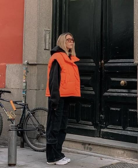 Colored Puffer Vest Outfit, Orange Vest Outfits For Women, La Style Outfits, Vest Women Outfit, Gilet Outfit Women, Puffy Vest Outfit, Vest Outfits Aesthetic, Puffer Vest Outfit, It Girl Lifestyle