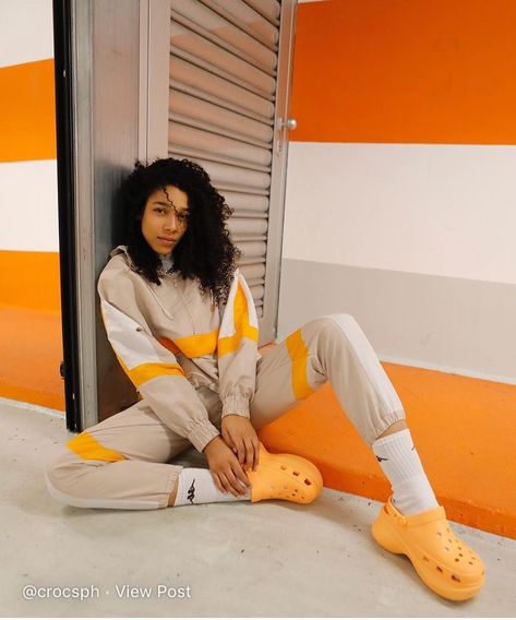 Croc Fashion Outfit, Crocs Photoshoot, Croc Fits, Croc Outfits, Orange Crocs, Crocs Aesthetic, Crocs Outfit, Platform Crocs, Comfy Outfits Winter