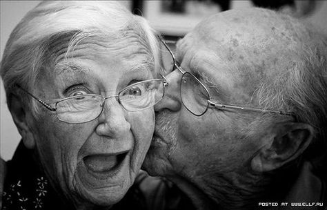 Old people love :) Old Couple In Love, Cute Old Couples, Older Couple, Growing Old Together, Old Couples, Happy Wife, The Perfect Guy, The Kiss, Old Love