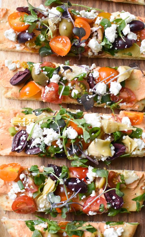 Healthy Naan Bread Meals, Meditterean Snack Ideas, Cold Pizza Recipe, Naan Appetizers, Naan Meals, Naan Bread Pizza Ideas, Bread Toppings Ideas, Naan Bread Ideas, Mediterranean Ingredients