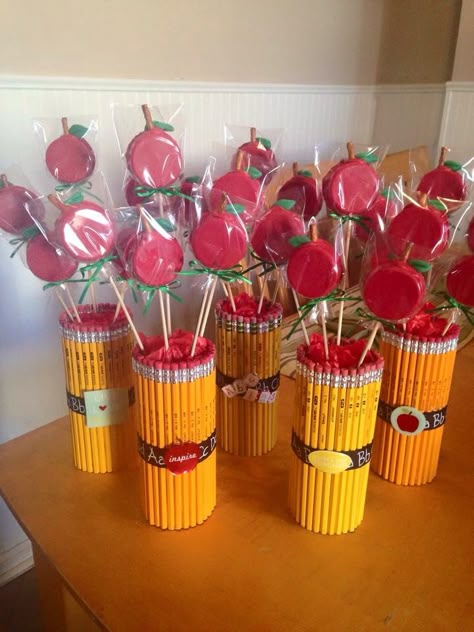 Teacher Appreciation Gifts. Chocolate covered Oreos in a pencil case. Sports Candy Bouquet, Teacher Brownie Gift, Teacher Appreciation Oreos, Teacher Appreciation Chocolate Treats, Teacher Appreciation Cake, Teacher Graduation Party, Teacher Party, Appreciation Gifts Diy, Teacher Treats