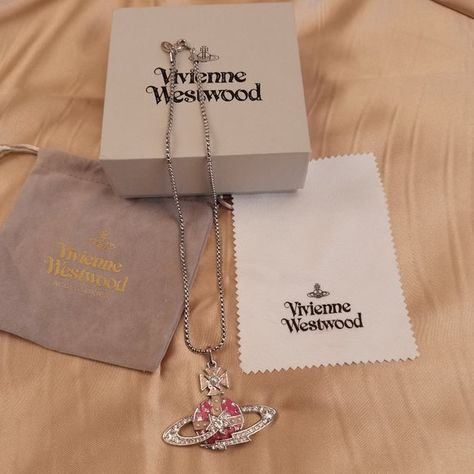 Vivienne Westwood large cute orb style necklace new in bag pink Vivienne Westwood Orb Necklace, Vivienne Westwood Pearl Necklace, Vivienne Westwood Orb, Vivienne Westwood Jewelry, Orb Necklace, Brand Card, Saturn Necklace, Crystal Orb, Magnetic Necklace